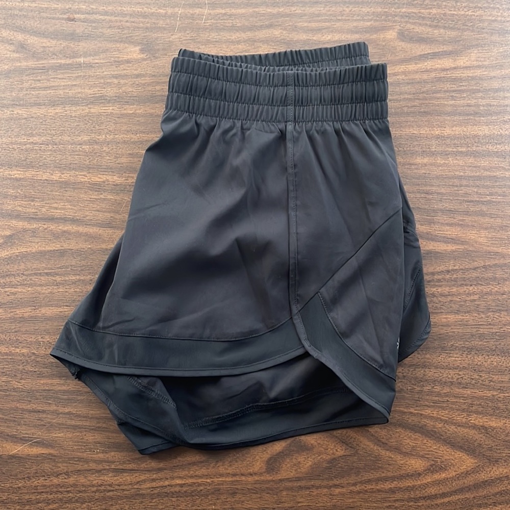 Athleta Mesh Racer Run Short 4” - size M
